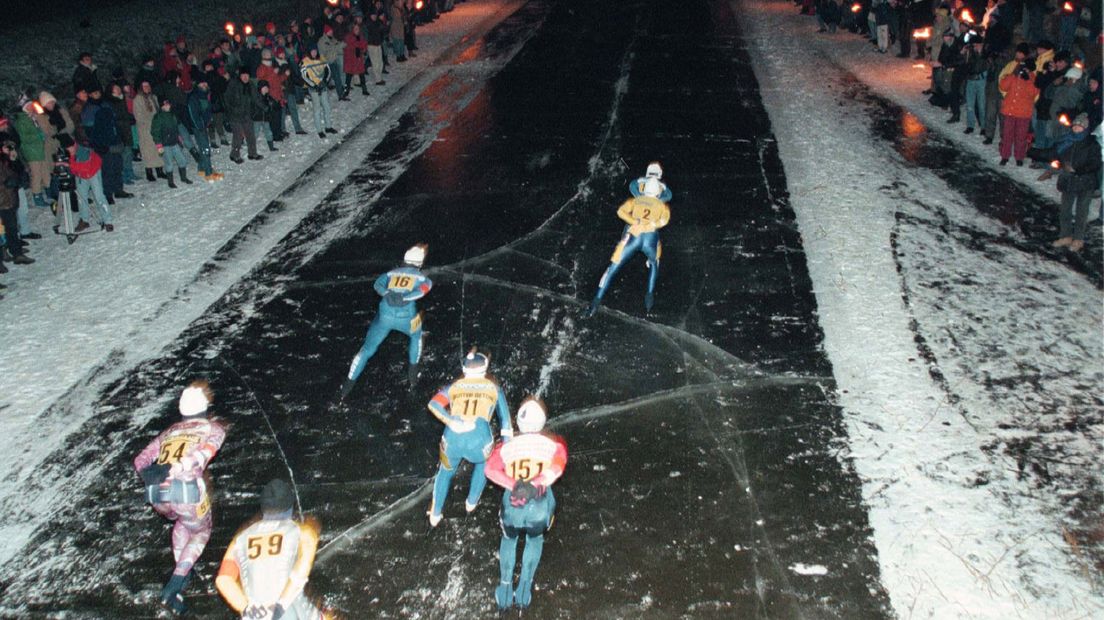 De kopgroep in Deersum tijdens de Elfstedentocht in 1997.