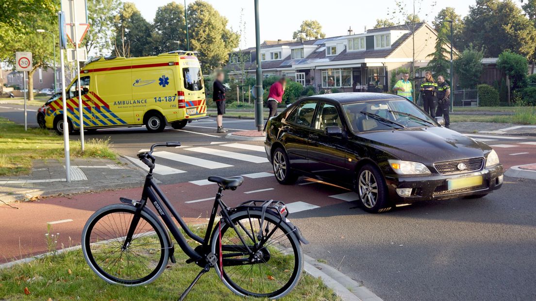 De fietser is met onbekende verwondingen naar het ziekenhuis vervoerd.