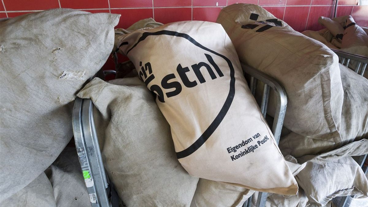 Ook postbode in Westerhaar en Vroomshoop hield post achter: schuur vol met zakken post