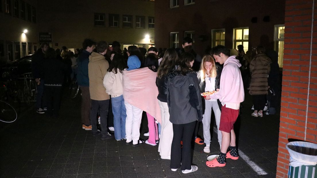 Er zouden zo'n 150 studenten buiten staan