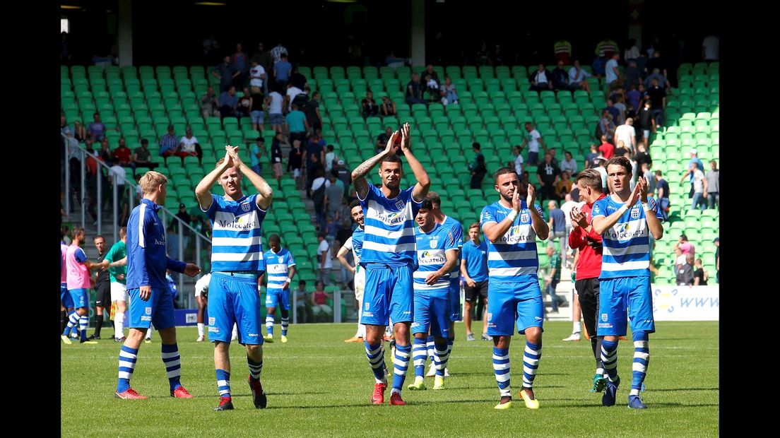 Spelers van PEC Zwolle vieren de eerste overwinning van het vorige seizoen bij FC Groningen (0-1)