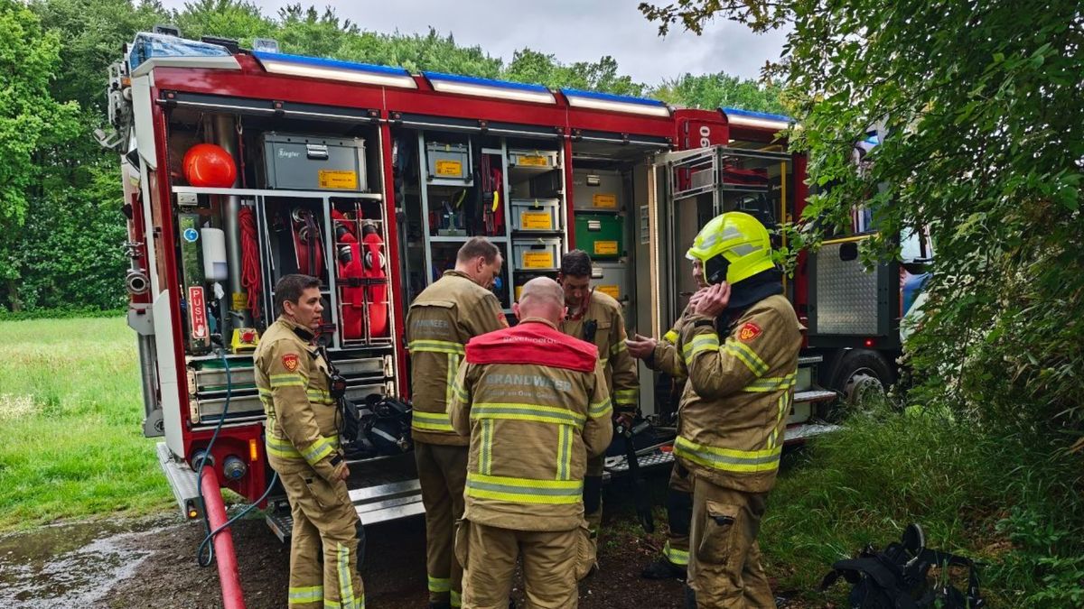 Schoorsteenbrand bij woning in bosrijk gebied