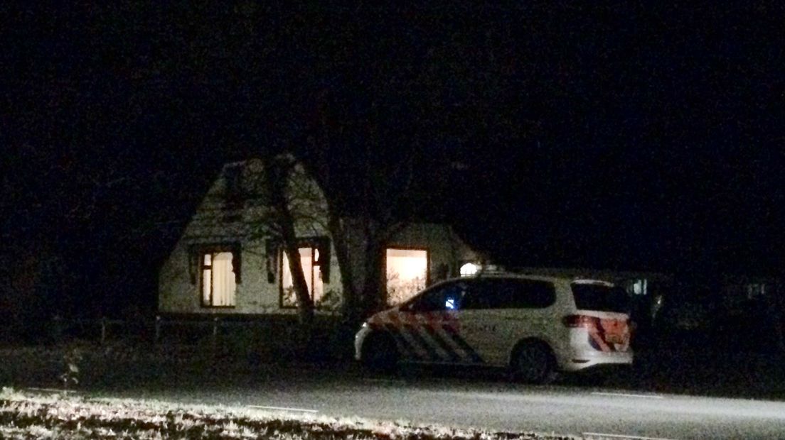 Politie doet onderzoek bij het huis (Rechten: Jeroen Kelderman/RTV Drenthe)