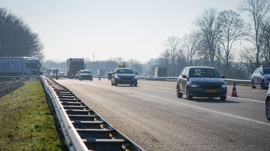 Ongeluk met vier autos op A7 bij Kolham. Ongeluk met vier autos op A7 bij Kolham.