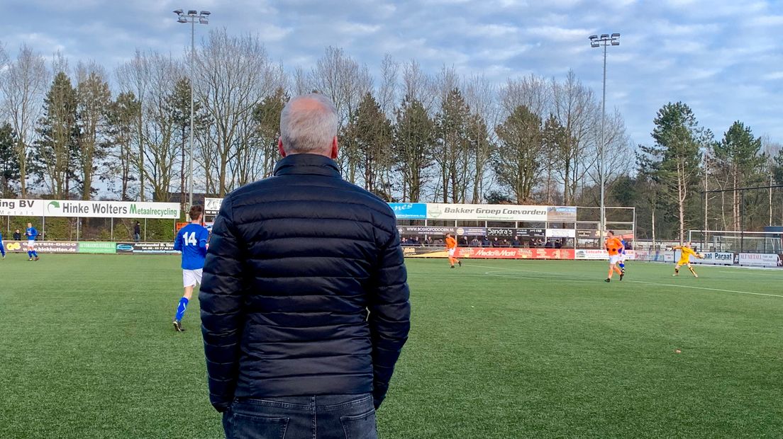 Coach van WKE'16 Jouke Jan Meertens met zijn handen in de broek (Rechten: RTV Drenthe/Stijn Steenhuis)