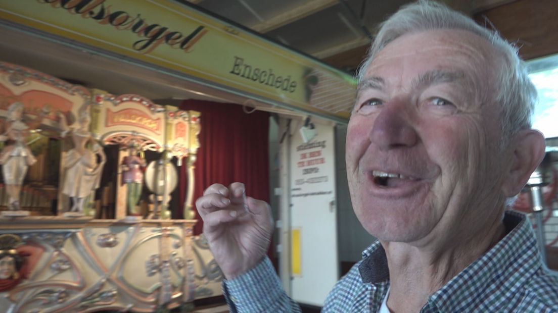 Benno (76) geniet van de klanken van het immense stadsorgel