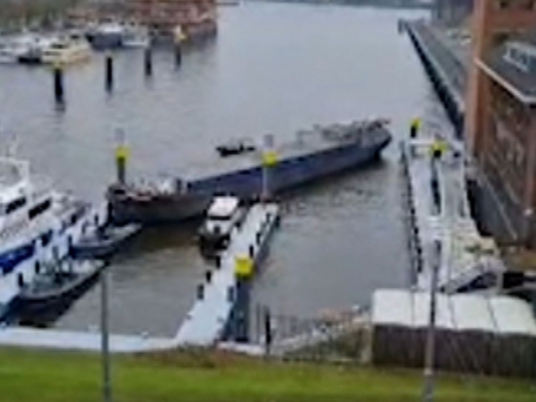 Stuurloos binnenvaartschip ramt politiebootje in Rotterdamse Parkhaven
