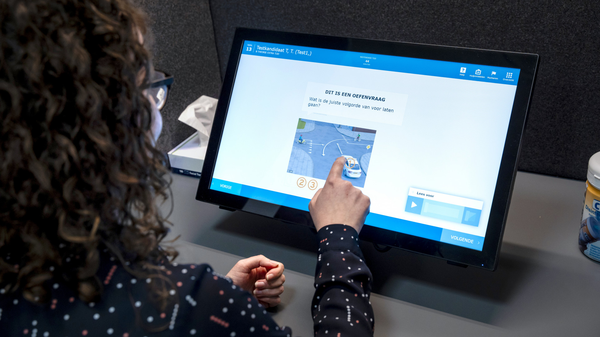 Een kandidaat is in Rijswijk bezig met het theorie-examen