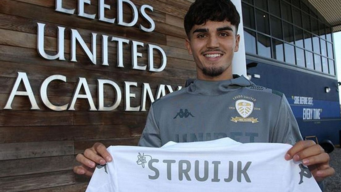 Struijk poseert met shirt van Leeds United