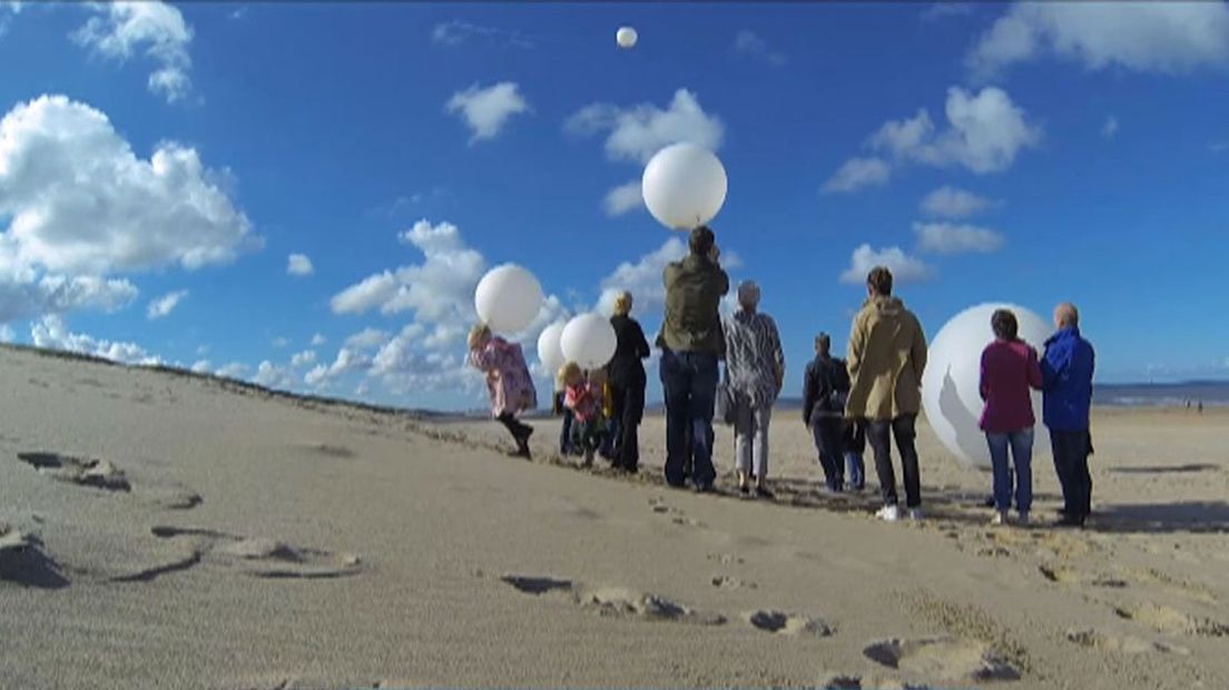 René de Vries uit Scheveningen heeft een wel heel bijzonder beroep: hij is asverstrooier. Dat doet hij met een helikopter op zee en met speciale asverstrooi-ballonnen.