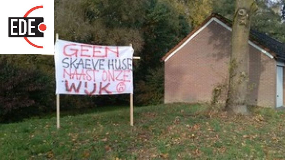 Inwoners van Veldhuizen hebben spandoeken opgehangen tegen de komst van zeven zogeheten Skaeve Huse direct naast de wijk.