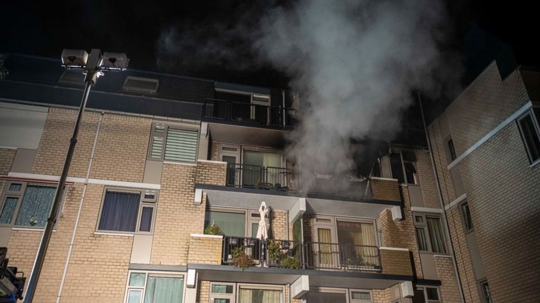 Er komt veel rook uit een appartement van een flat aan de Millweg.