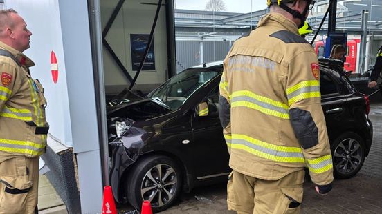 Auto ramt gevel wasstraat, bestuurder vermoedelijk onwel