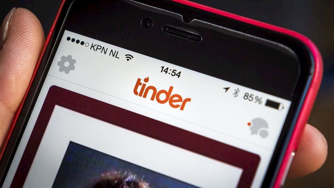 Vrouw vergeet vriendin door Tinderdate