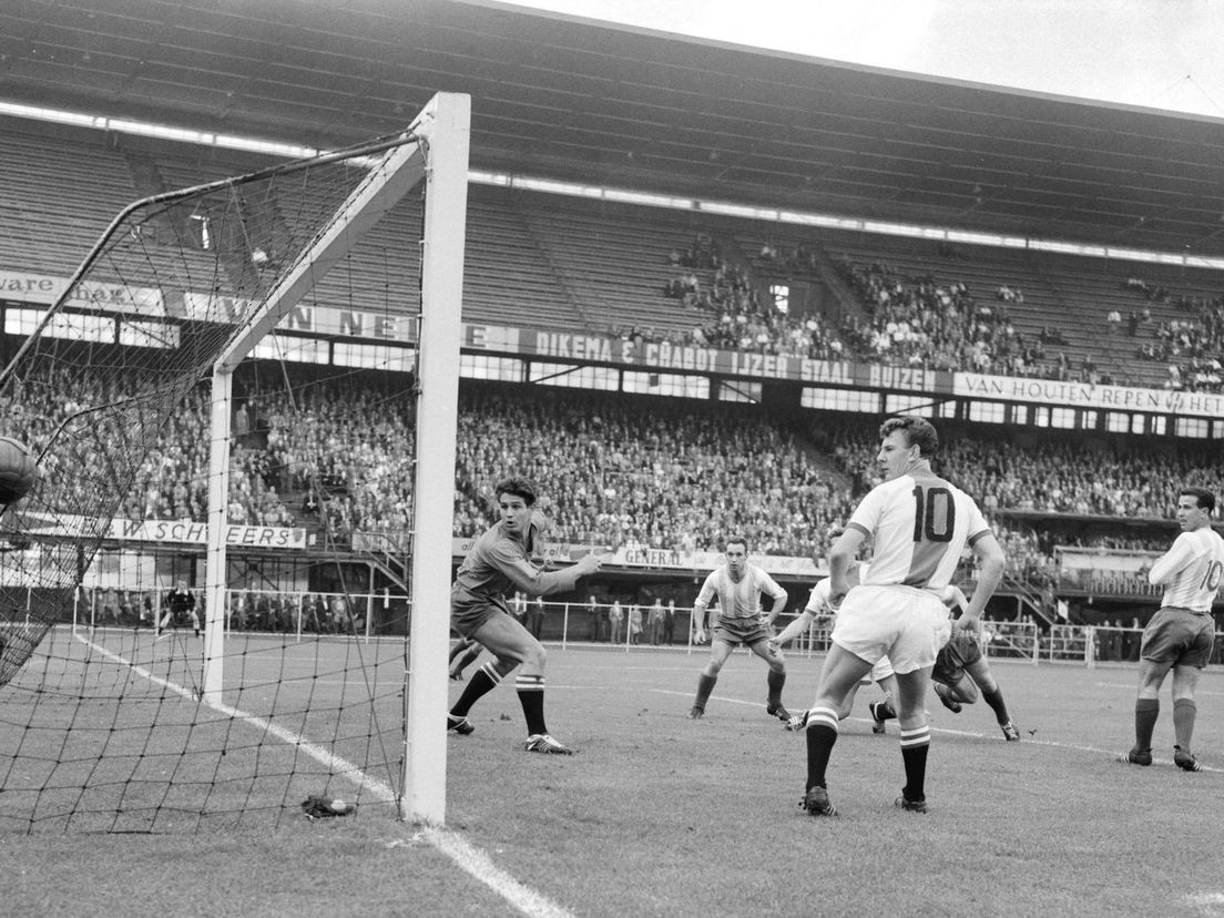 Feyenoord-Ajax 9-5, Rinus Bennaars is de tweede van links, helemaal rechts Henk Schouten (28 augustus 1960)