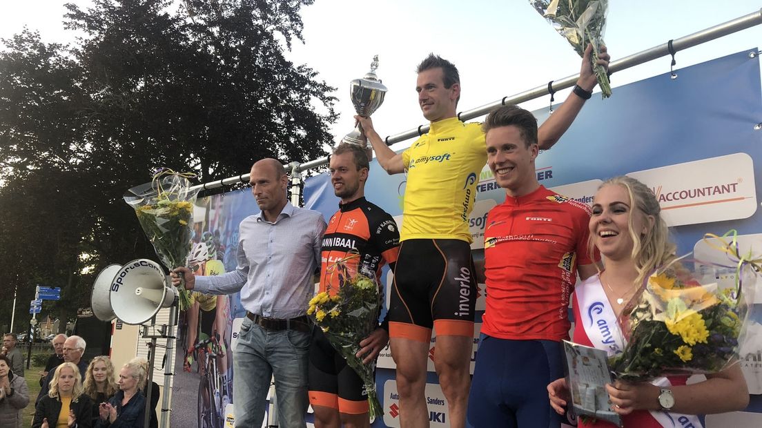 Ronald Kruijer gehuldigd als winnaar van de Wielermeerdaagse