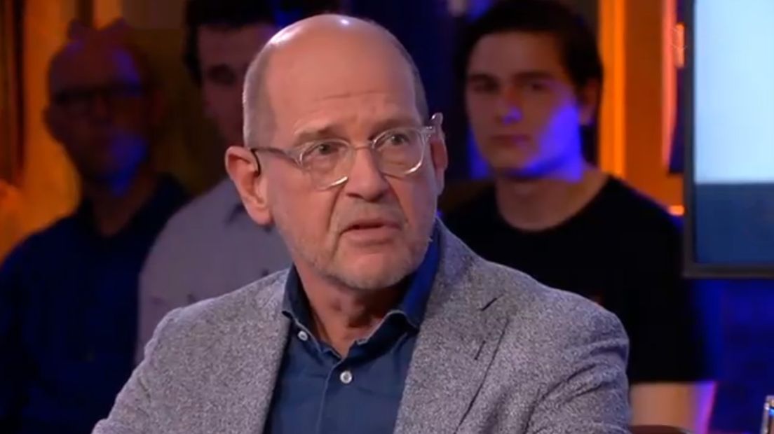 Hans Engels aan tafel in de uitzending van Pauw en Jinek