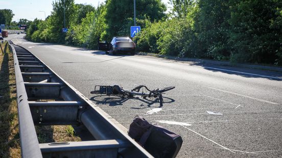 Fietsster overleden na ongeluk op verkeersplein, automobilist aangehouden. Fietsster overleden na ongeluk op verkeersplein, automobilist aangehouden.