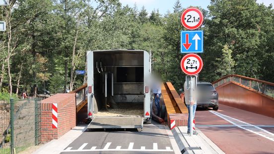 Na meerdere caravans nu paardentrailer vast op berucht bruggetje Nieuws