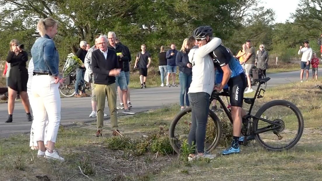 Gerben Mos met z'n moeder Hennie na de finish