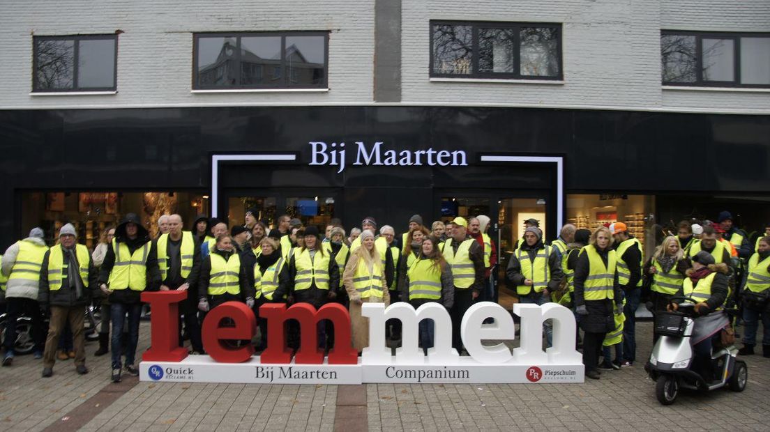 Op het Raadhuisplein in Emmen demonstreren veertig mensen met een geel hesje aan (Rechten: Van Oost Media)