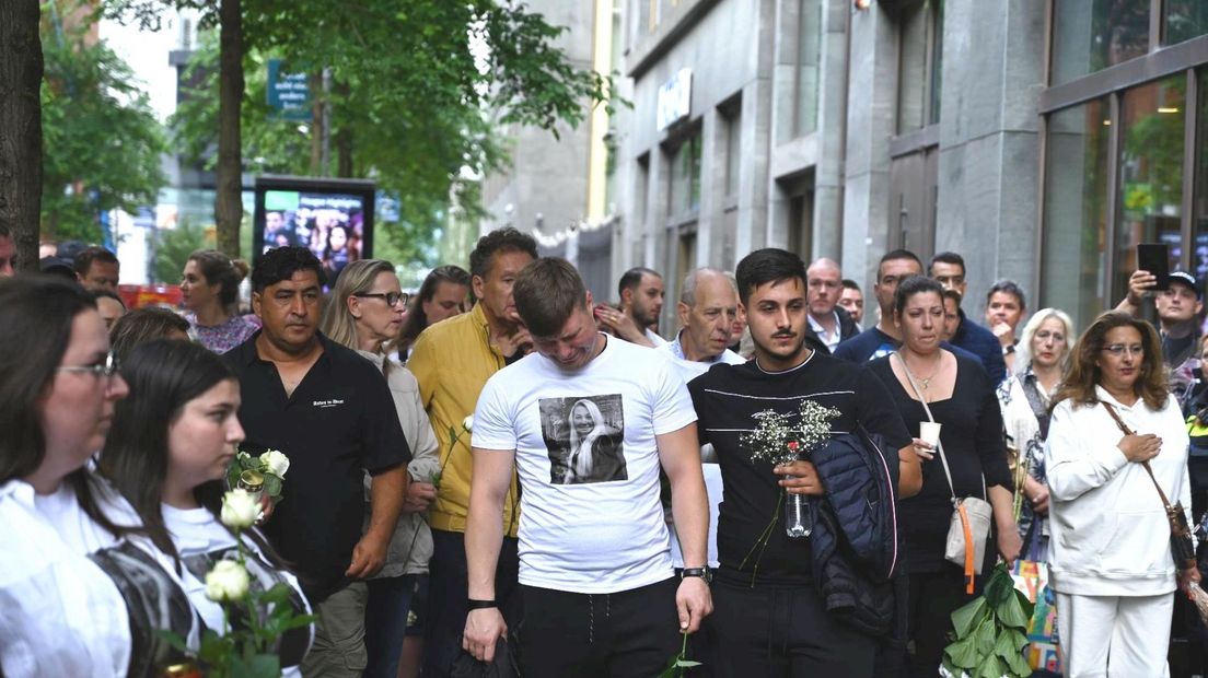 Deelnemers aan de stille tocht voor Antoneta Gjokja