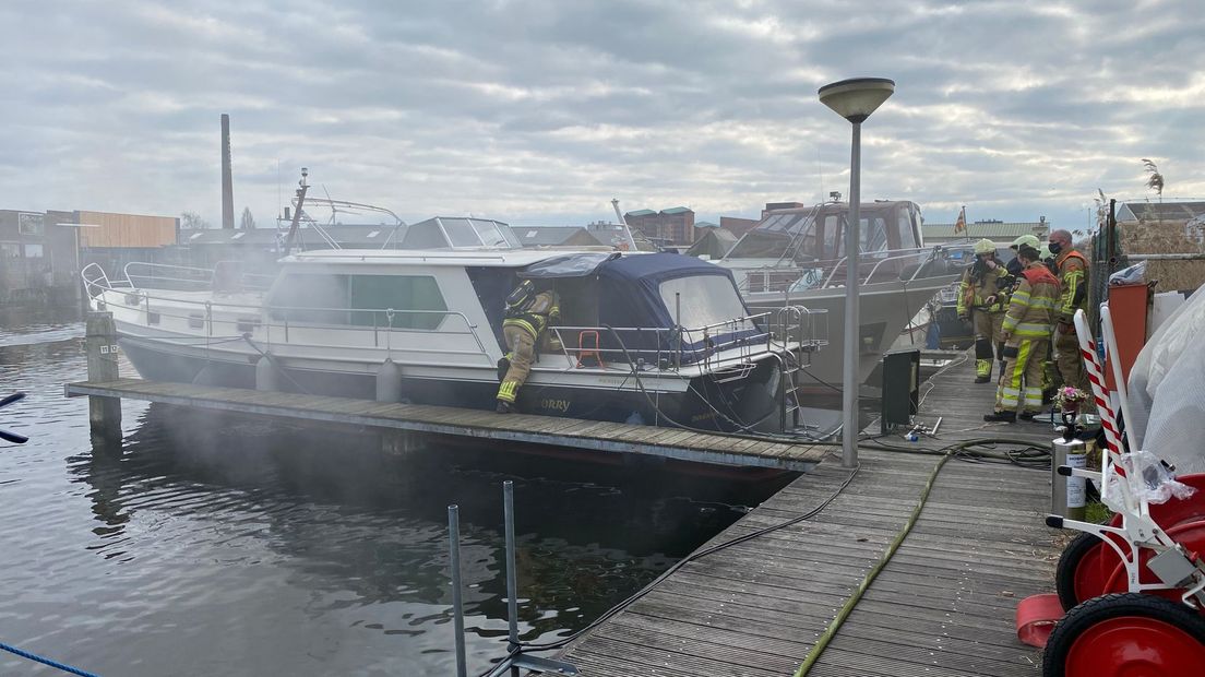 Het vuur woedt in de machinekamer van het schip