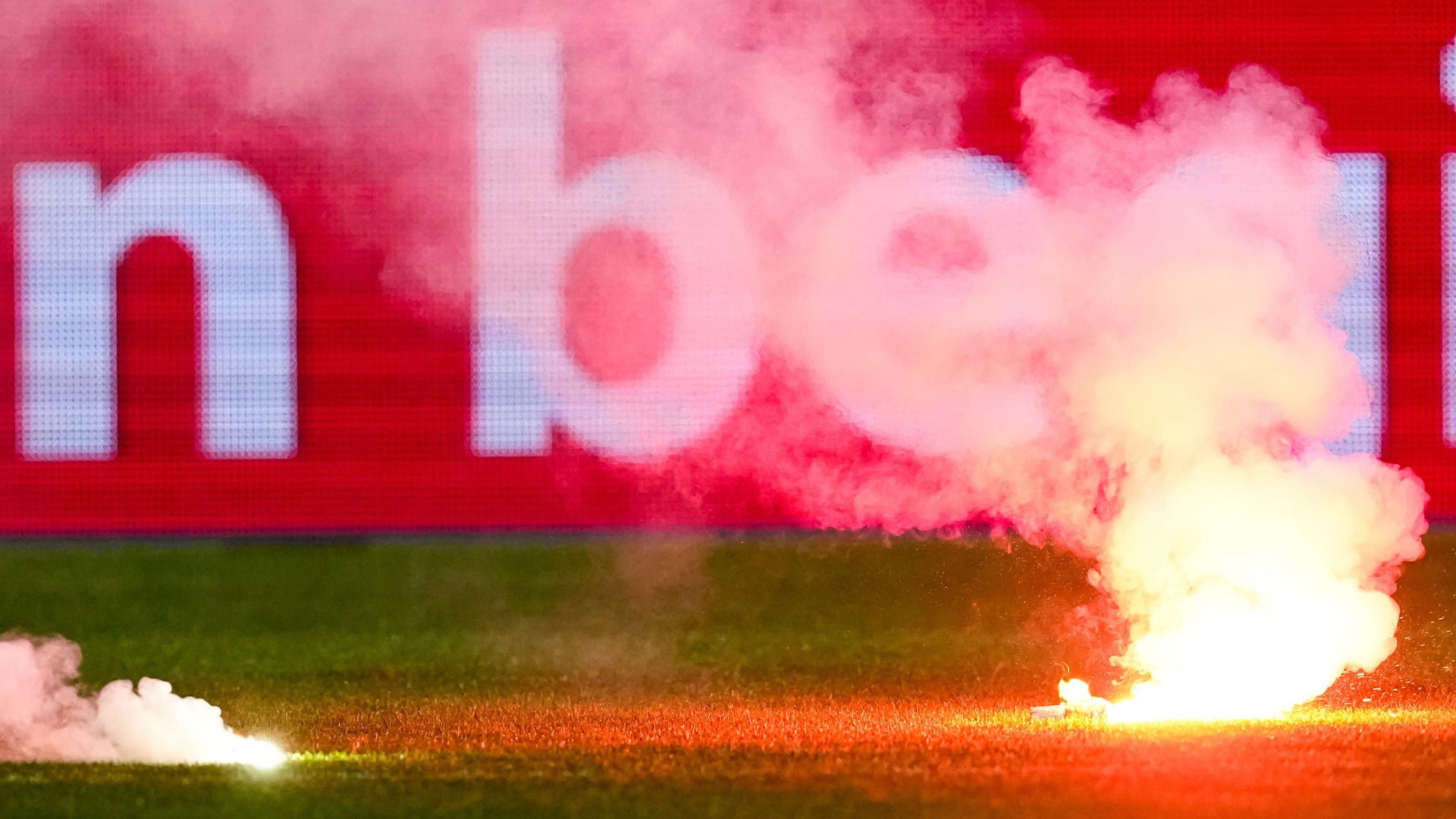 Fjoerwurk op it fjild by RKC Waalwijk - sc Hearrenfean