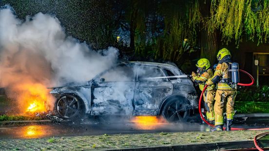 Auto vliegt al rijdend in brand • overvallers ontsnappen met buit
