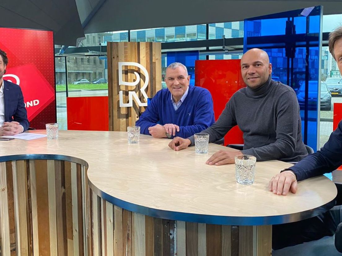 De tafel van FC Rijnmond met van links naar rechts: presentator Peter van Drunen, Wiljan Vloet, Sinclair Bischop en Emile Schelvis.