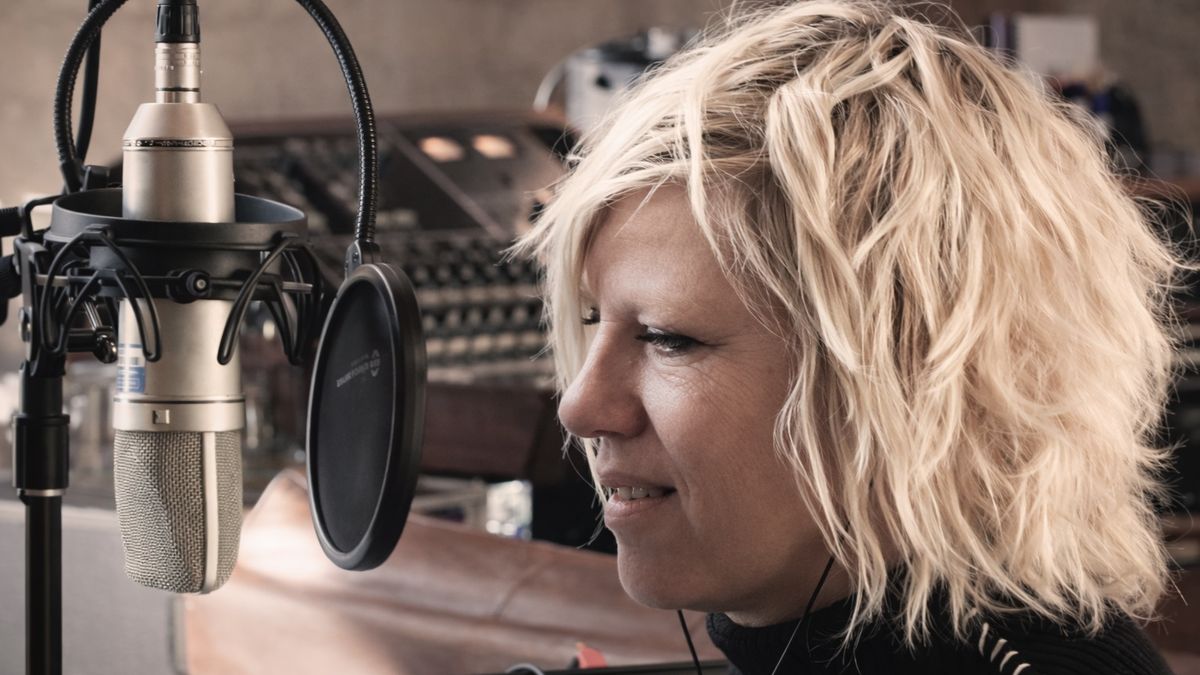 Eyra Moon neemt nieuw werk op in Engelse studio