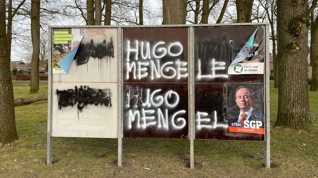 De aanplakborden in Vledder zijn 's nachts beklad. Politiek, verkiezingen, posters.