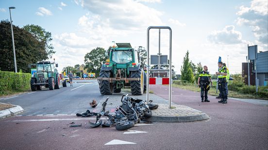 Motorrijder zwaargewond na botsing met trekker. Motorrijder zwaargewond na botsing met trekker.