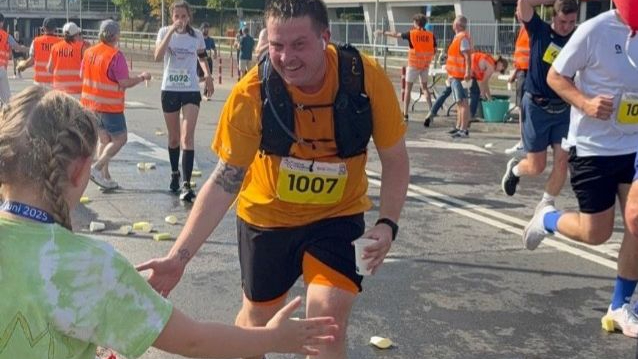 Hardloepr Tony Musters geeft zijn dochter een highfive