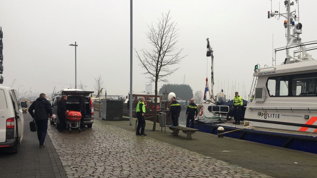 Het gevonden stoffelijk overschot wordt in een lijkauto afgevoerd.