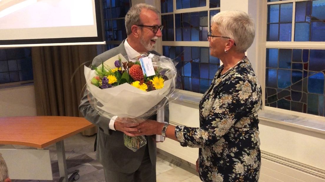 Rinus Michels krijgt de bloemen van plaatsvervangend voorzitter Aagtje Elderman (CDA Loppersum)