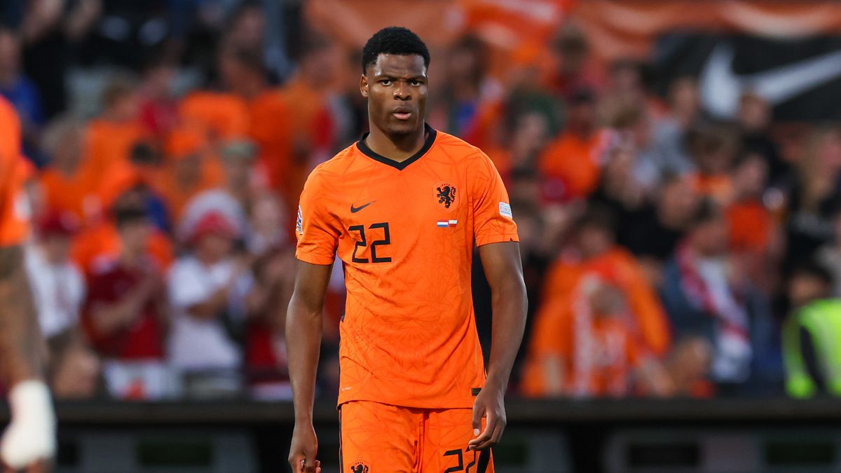 Denzel Dumfries draagt het oranje shirt van Nederland én Smitshoek: 'Trots dat ik van ver ben gekome