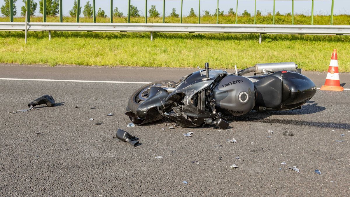 Motorrijder gewond bij aanrijding op de snelweg bij Akkrum | Schaap gestolen en mogelijk geslacht in