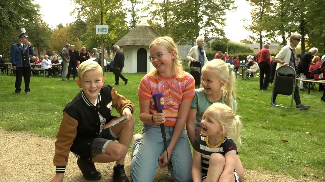 Groot en klein zingt Hengelo's Volkslied.