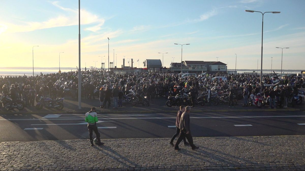 Ruim duizend motorrijders ontmoeten elkaar op de pier van Holwerd