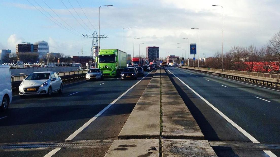 De storing aan de brug veroorzaakt files in beide richtingen