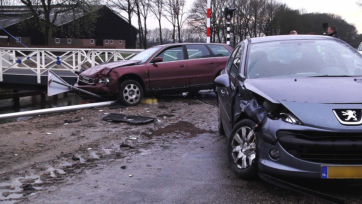 Auto ramt lantaarnpaal en verkeersbord na botsing in Oosterhesselen
