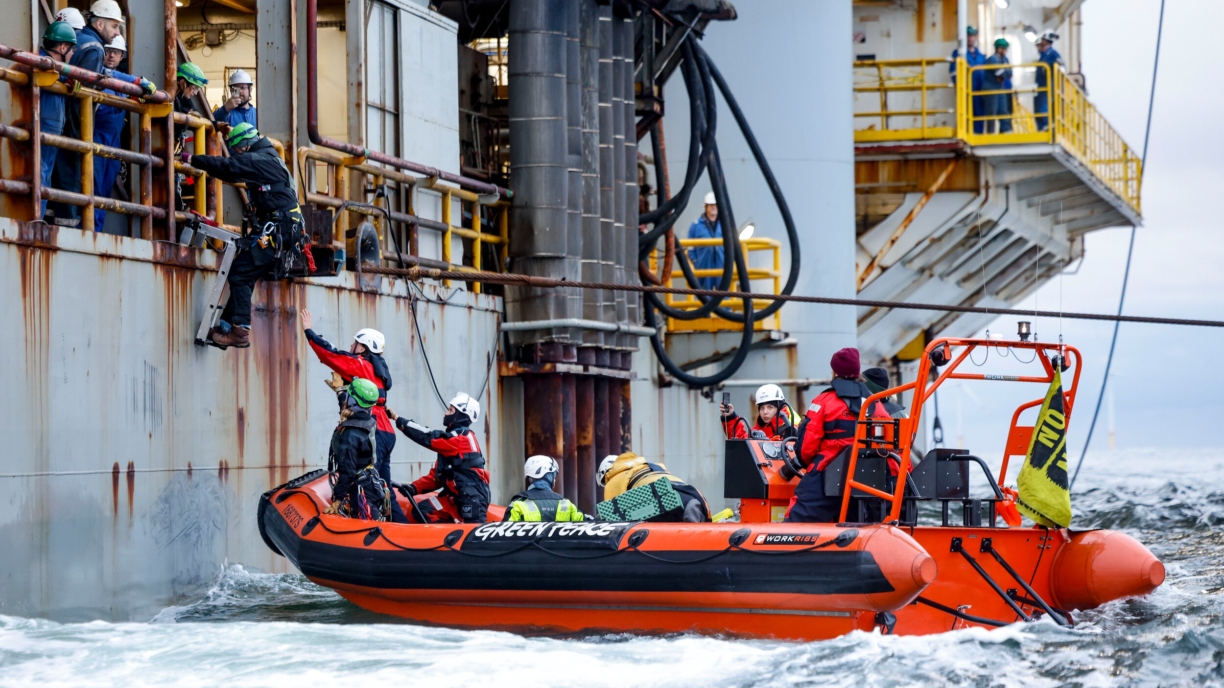 Aksjefierders Greenpeace beklimme boarplatfoarm ONE-Dyas boppe Skiermûntseach