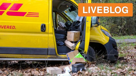 Puinhoop na ongeval met vrachtwagen en pakketbezorger. Puinhoop na ongeval met vrachtwagen en pakketbezorger.