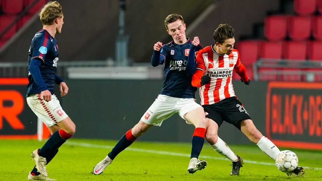 Daan Rots (r) in actie tegen PSV