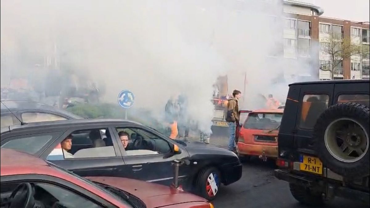 Auto's ondersteboven, rijdende voertuigen met jongeren op het dak en veel geluid tijdens Luilak in A