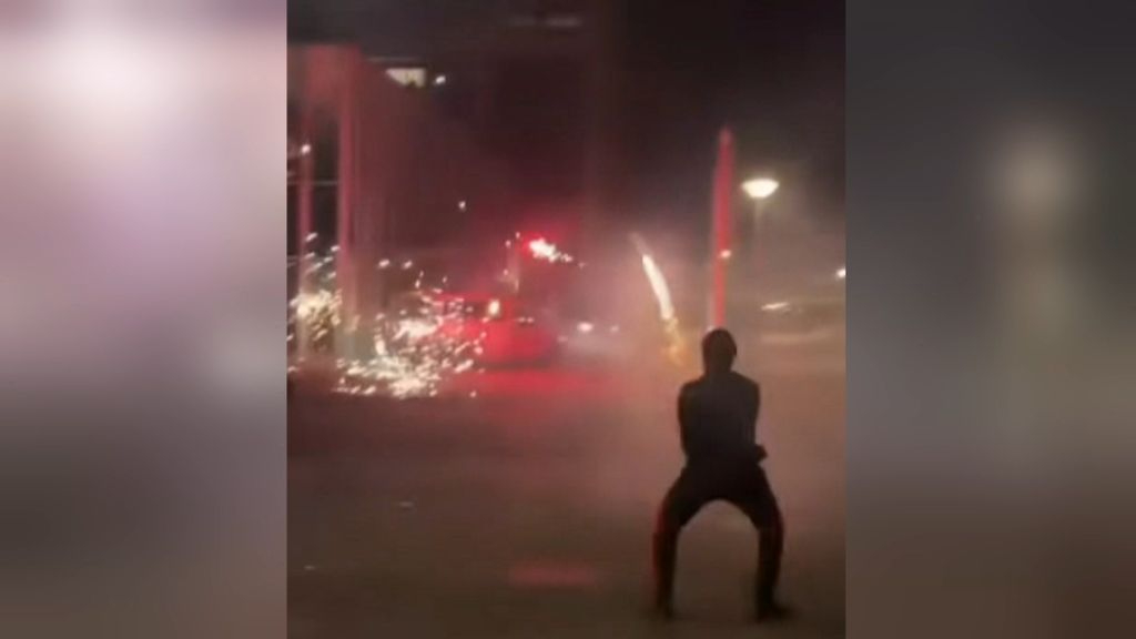 De 19-jarige man beschoot drie agenten met een zogenoemde vuurwerkmitrailleur.