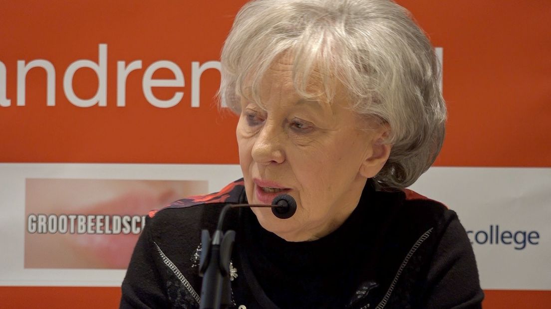 Femmy van Issum tijdens de persconferentie (Rechten: RTV Drenthe/René Posthuma)