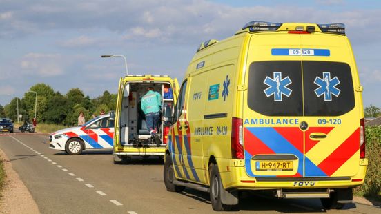 Auto schept fietser • frontale botsing. Auto schept fietser • frontale botsing.