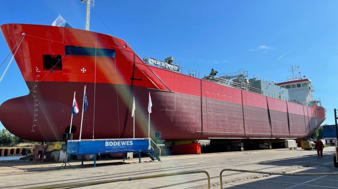 Het schip, hier nog op de kade